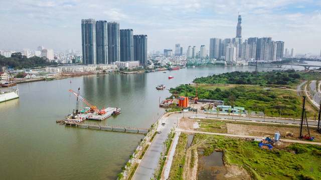 Dự án xây dựng cầu Thủ Thiêm 2 đang được tiến hành thi công tuyến đường dẫn phía Thủ Thiêm và trụ cầu trên sông Sài Gòn.