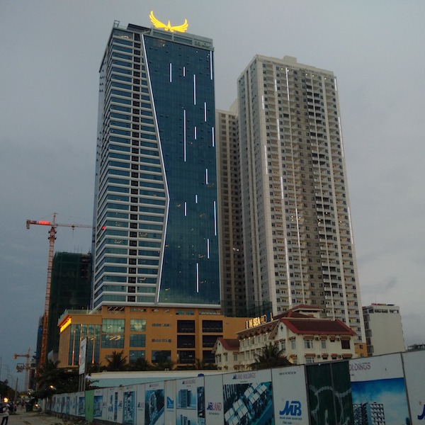 Tổ hợp khách sạn Mường Thanh và căn hộ chung cư cao cấp Sơn Trà.