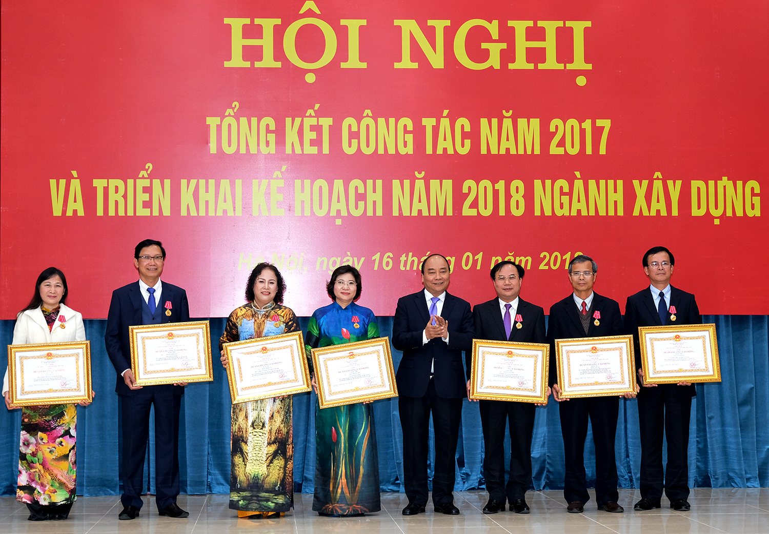 Thủ tướng trao Huân chương Lao động hạng Nhì và hạng Ba cho lãnh đạo, cán bộ Bộ Xây dựng. Ảnh: VGP/Quang Hiếu.