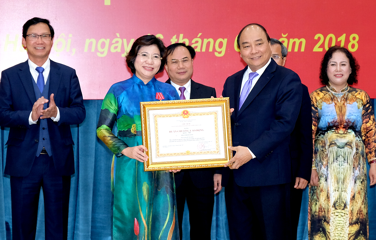 Thủ tướng trao Huân chương Lao động hạng Nhì cho Thứ trưởng Bộ Xây dựng Phan Thị Mỹ Linh. Ảnh: VGP/Quang Hiếu.