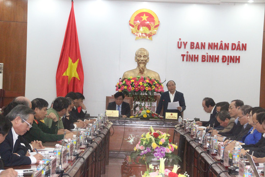Thủ tướng Nguyễn Xuân Phúc và Bí thư Tỉnh ủy Bình Định Nguyễn Thanh Tùng (bên trái) chủ trì cuộc họp.