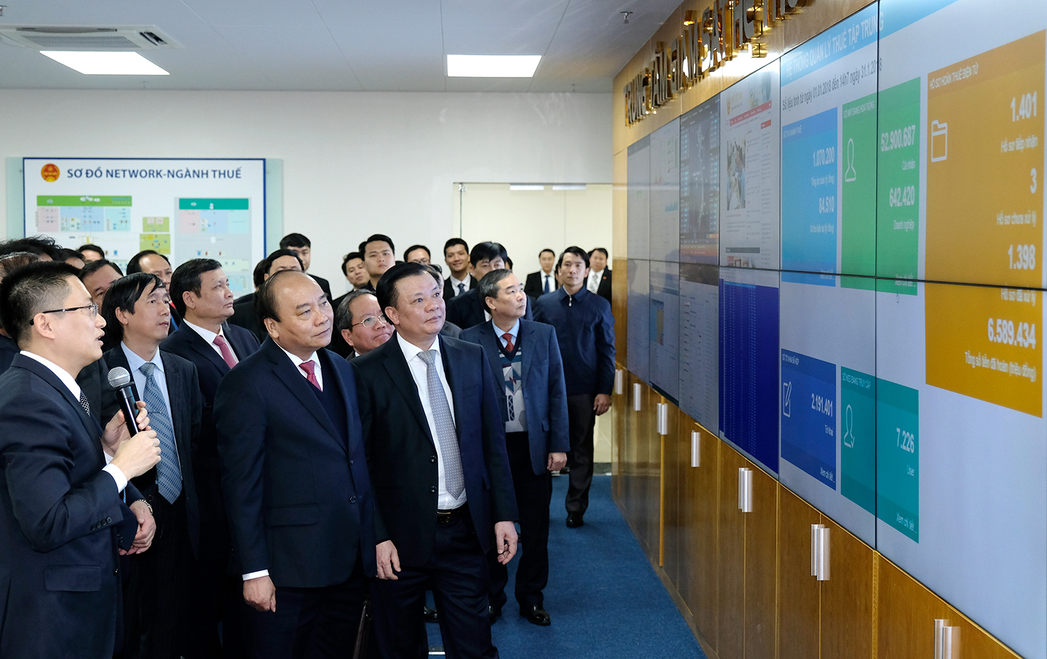 Thủ tướng thăm Trung tâm giám sát hệ thống Công nghệ thông tin Tổng cục Thuế. Ảnh: VGP/Quang Hiếu.