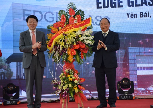Thủ tướng Nguyễn Xuân Phúc tặng hoa chúc mừng nhà đầu tư Hàn Quốc.