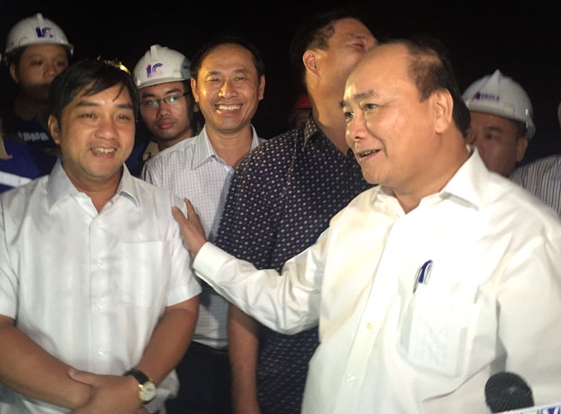 Thủ tướng Nguyễn Xuân Phúc động viên CEO Hồ Minh Hoàng và CBCNV Đèo Cả trong lần thăm công trình hầm lúc thi công. Ảnh ĐC