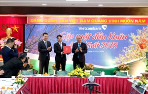  Thủ tướng Nguyễn Xuân Phúc thăm, gặp mặt cán bộ, nhân viên Vietcombank. Ảnh: VGP/Quang Hiếu