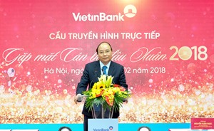 Thủ tướng Nguyễn Xuân Phúc nói chuyện với cán bộ, người lao động Vietinbank. Ảnh: VGP/Quang Hiếu