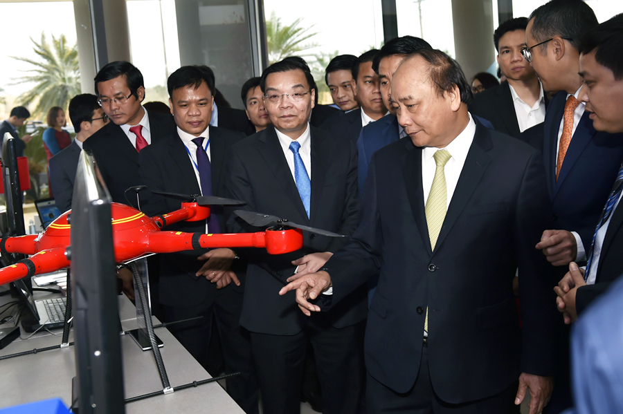 Thủ tướng thăm khu giới thiệu một số sản phẩm công nghệ được sản xuất tại Khu công nghệ cao Hòa Lạc - Ảnh: VGP/Nhật Bắc.