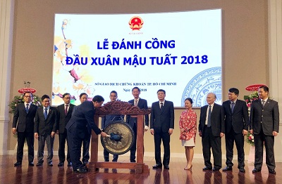 Bộ trưởng Tài Chính Đinh Tiến Dũng đánh cồng đầu Xuân Mậu Tuất 2018 tại HoSE - Ảnh: VGP/Lê Anh.