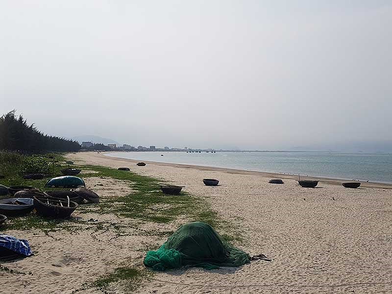 Bờ biển Nguyễn Tất Thành qua quận Thanh Khê dài 4 km được đề xuất đổ cát lấn ra vịnh Đà Nẵng tối đa 200 m. Ảnh: Tấn Việt.