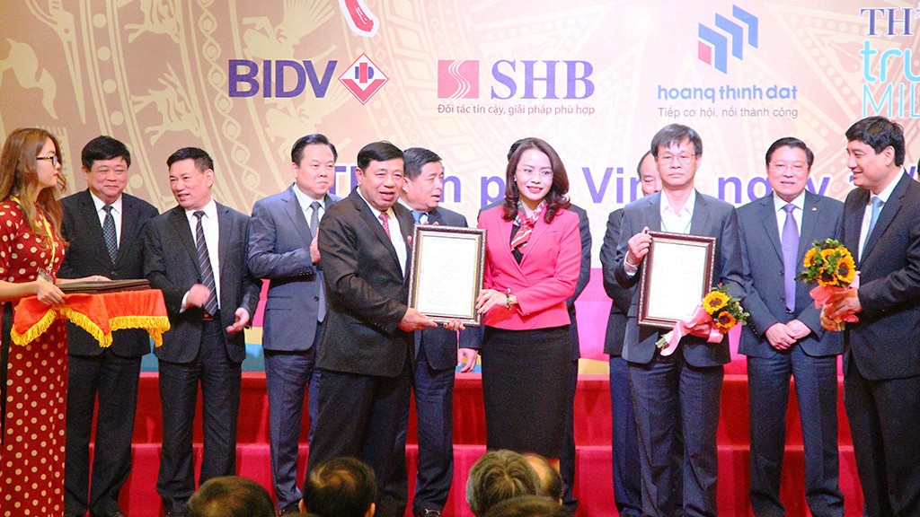 Lãnh đạo tỉnh Nghệ An trao giấy chứng nhận đầu tư cho các dự án đầu tư tại Nghệ An.