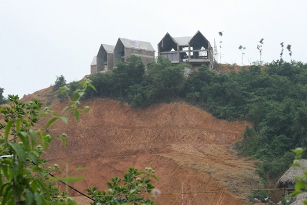 Nhiều biệt thự được xây ngay trên đỉnh đồi.