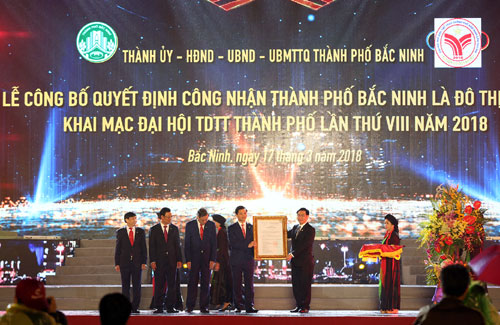 PHó Thủ tướng Vương Đình Huệ trao Quyết định của Thủ tướng Chính phủ công nhận thành phố Bắc Ninh là đô thị loại I trực thuộc tỉnh Bắc Ninh. Ảnh: VGP/Thành Chung.