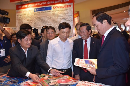 Chủ tịch nước Trần Đại Quang và Chủ tịch Hội Nhà báo Việt Nam Thuận Hữu thăm gian trưng bày của LCH Nhà báo cơ quan Trung ương HNBVN và khối báo chí các Ban Đảng Trung ương