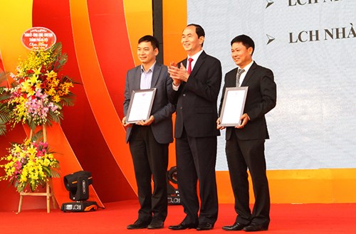Chủ tịch nước Trần Đại Quang trao giải đặc biệt Giải Gian trưng bày ấn tượng, đặc sắc cho Đài Truyền hình Việt Nam (VTV) và Đài Tiếng nói Việt Nam (VOV)