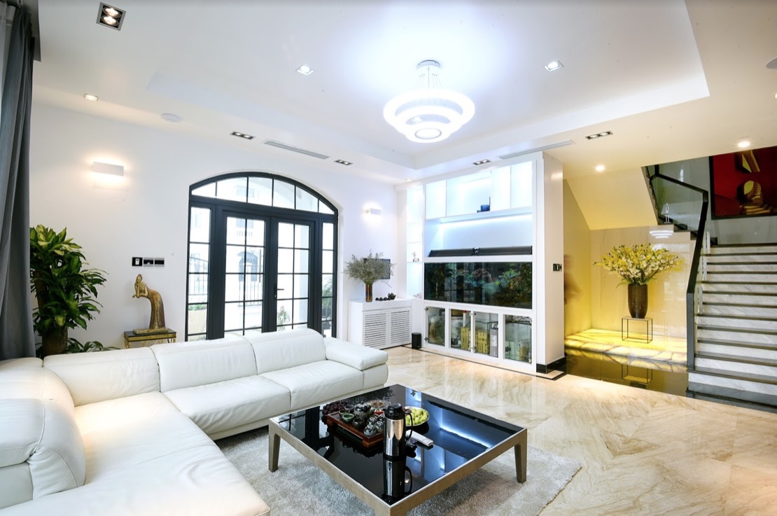 Nội thất phòng khách được thiết kế tinh tế theo thẩm mỹ chủ nhân.