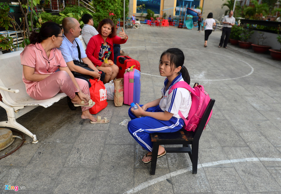 Bé Lê Huỳnh Như sau khi đi học về ngồi đợi ba mẹ vận chuyển đồ từ lầu 11 xuống để đi ở nhờ.