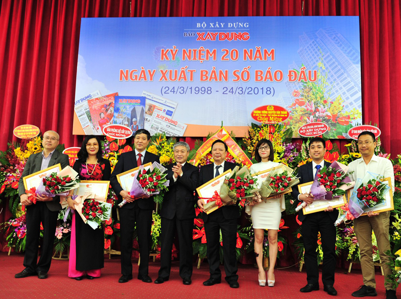 Thứ trưởng Bùi Phạm Khánh trao Bằng khen của Bộ Xây dựng cho các cá nhân xuất sắc có thành tích cao của Báo Xây dựng.