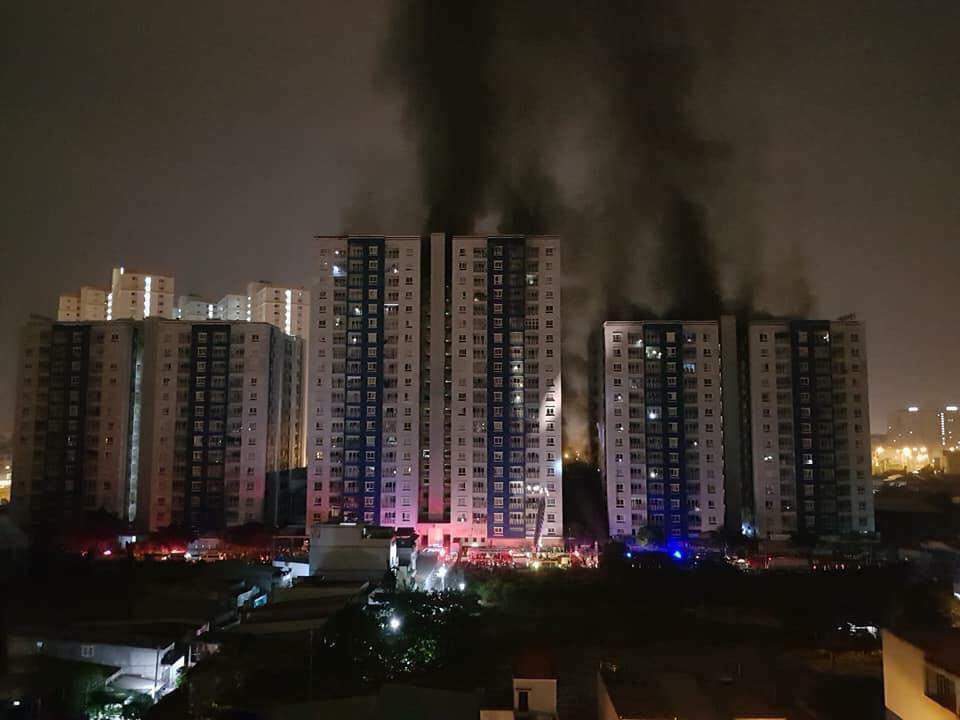 Vụ cháy tại chung cư Carina Plaza khiến 13 người chết và hàng chục người bị thương. Ảnh: Văn Châu.