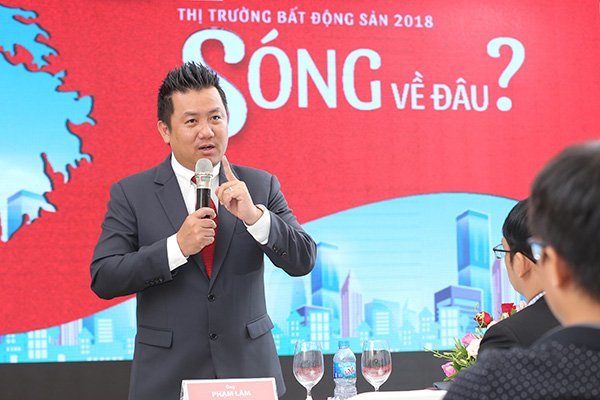 Ông Phạm Lâm, Tổng giám đốc DKRA Việt Nam, đang trình bày báo cáo.