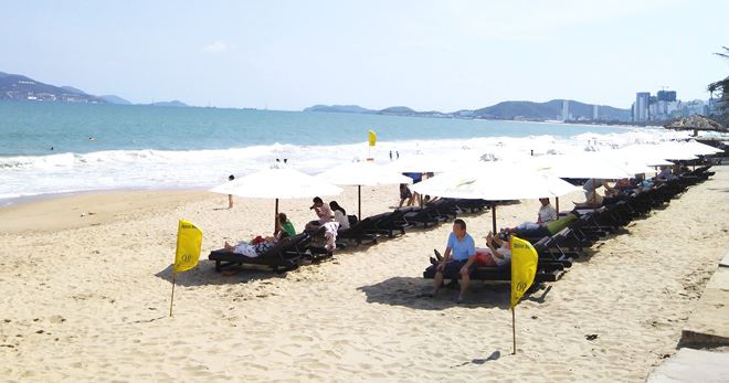 Bãi biển Nha Trang được tỉnh Khánh Hòa quy hoạch, sắp xếp lại các dịch vụ để tạo không gian cho du khách