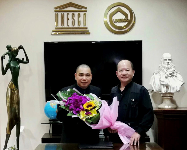 Ông Nguyễn Xuân Thắng - Tổng Biên tập tạp chí Ngày Nay tin tưởng giao nhiệm vụ mới cho nhà báo Phạm Hữu Quang.