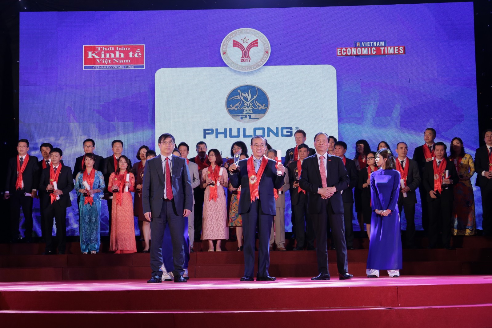 Cũng trong ngày 14/4, Phú Long đã được vinh danh “Thương hiệu mạnh Việt Nam 2017” và Khu đô thị Dragon City cũng chính thức được chứng nhận “Khu đô thị tốt nhất” của Giải thưởng Quốc gia Bất động sản Việt Nam.