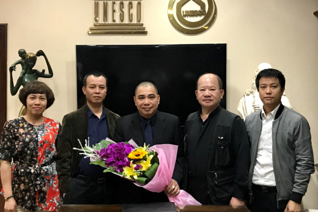 Chủ tịch Liên hiệp các Hội UNESCO Việt Nam Nguyễn Xuân Thắng và BBT Ngày Nay trao quyết định bổ nhiệm cho ông Phạm Hữu Quang.
