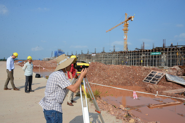 Các kỹ sư đang thực hiện giám sát kỹ thuật tại gói thầu xây dựng nhà ga, Dự án Cảng hàng không Quốc tế Vân Đồn (Ảnh: Nguyễn Quý).