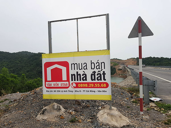 Biển quảng cáo địa chỉ giao dịch bất động sản mọc lên nhiều nơi tại Vân Đồn.