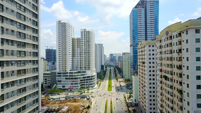 Những tòa nhà chung cư cao tầng mọc dày đặc trên tuyến đường Lê Văn Lương.