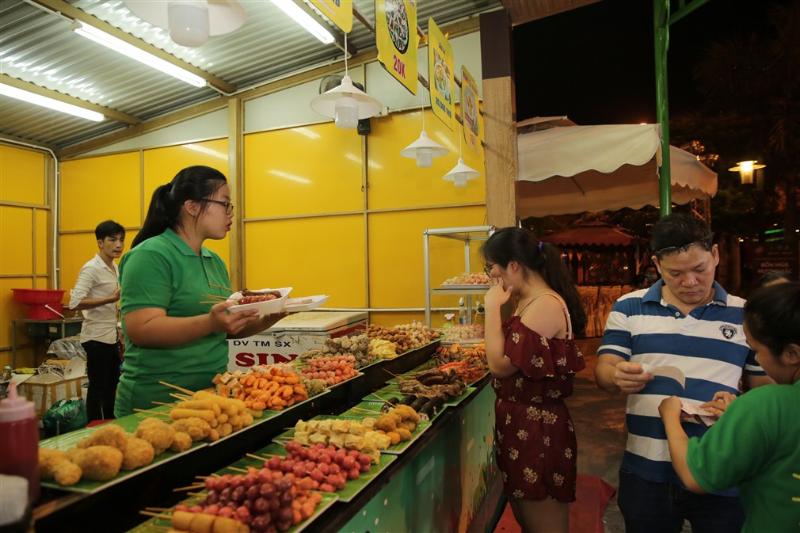 Du khách thưởng thức các món ăn tại Lễ hội ẩm thực Bốn mùa hương sắc.