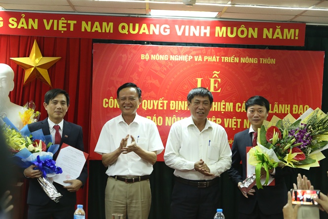 Thứ trưởng Hà Công Tuấn trao quyết định bổ nhiệm cho hai đồng chí Vũ Minh Việt (bên trái ngoài cùng) và đồng chí Lê Trọng Đảm (bên phải ngoài cùng).