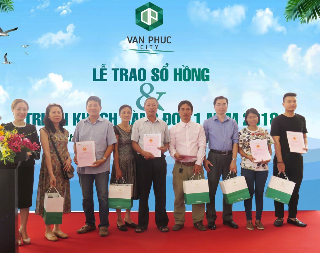 Bà Nguyễn Thị Thu Trang - Trưởng phòng chăm sóc khách hàng Tập đoàn Đại Phúc trao Giấy chứng nhận quyền sở hữu nhà ở và quyền sử dụng đất ở cho cư dân trong đợt 1 năm 2018.