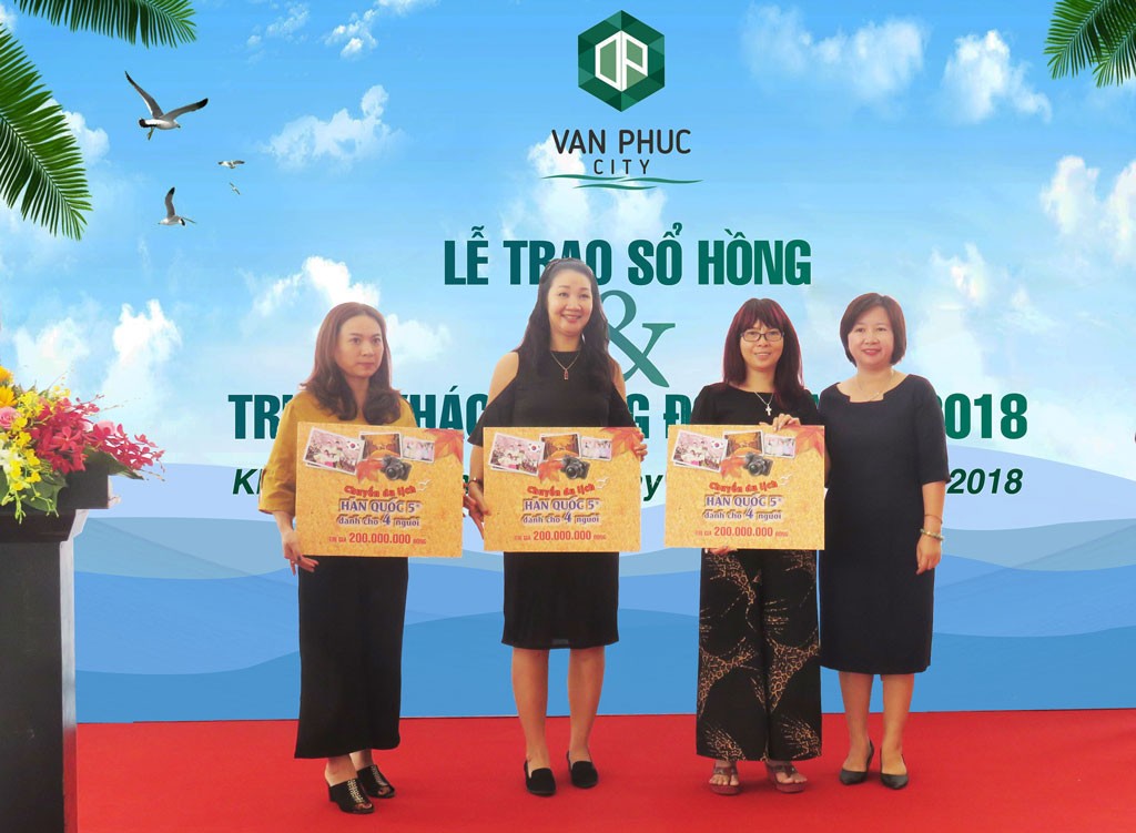 Bà Hương Nguyễn - Tổng Giám đốc Công ty CP Bất động sản Đại Phúc Land trao tặng chuyến du lịch Ocean World Hàn Quốc trị giá 200 triệu đồng cho khách hàng giao dịch thành công trong tháng 4/2018.