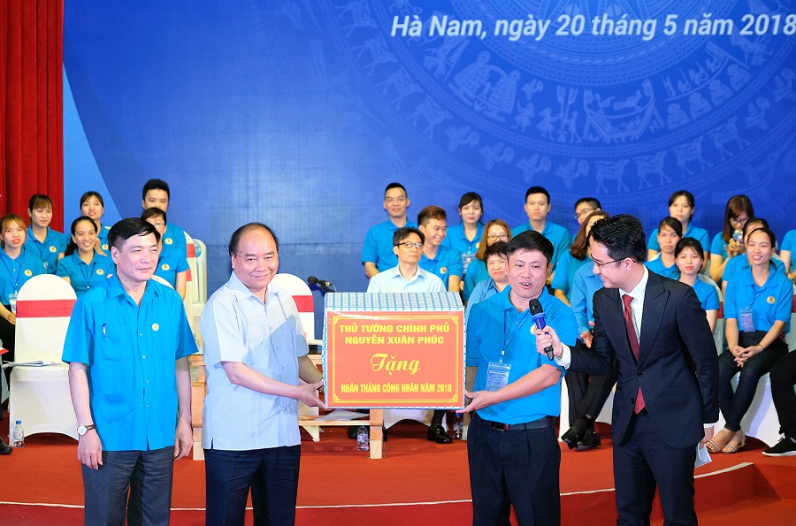 Thủ tướng Nguyễn Xuân Phúc tặng máy tính, động viên công nhân nỗ lực học tập, nâng cao trình độ. Ảnh VGP/Quang Hiếu
