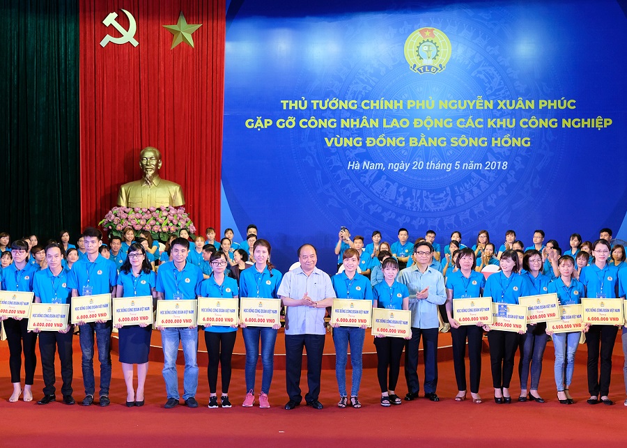Thủ tướng Nguyễn Xuân Phúc, Phó Thủ tướng Vũ Đức Đam trao học bổng cho công nhân, người lao động. Ảnh VGP/Quang Hiếu
