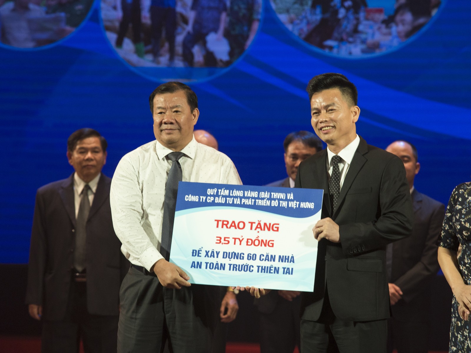 Ông Trần Quốc Việt (phải) – Q.TGĐ công ty Vihajico trao tặng 3,5 tỷ đồng cho ông Nguyễn Tăng Bính (trái) – Phó Chủ tịch UBND tỉnh Quảng Ngãi.