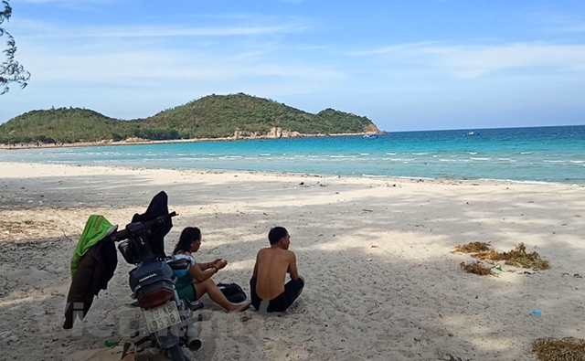 Người dân buồn rầu nhìn bãi biển Bình Tiên. (Ảnh: Hùng Võ/Vietnam+)