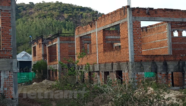 Một số căn nhà điều hành được xây dựng dở dang và bỏ hoang nhiều năm qua. (Ảnh: Hùng Võ/Vietnam+)