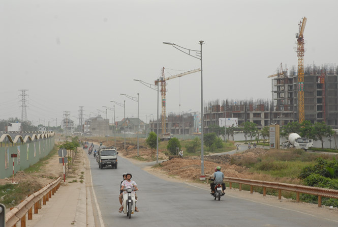 Tháng 3.2008, dọc trục đường Nguyễn Hữu Thọ (Q.7, TP.HCM), hàng loạt dự án căn hộ được tăng tốc xây dựng.