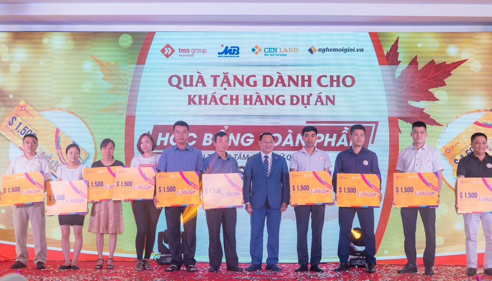 Ông Nguyễn Việt Thung - Tổng Giám đốc Tập đoàn TMS trao quà cho các khách hàng tại sự kiện.