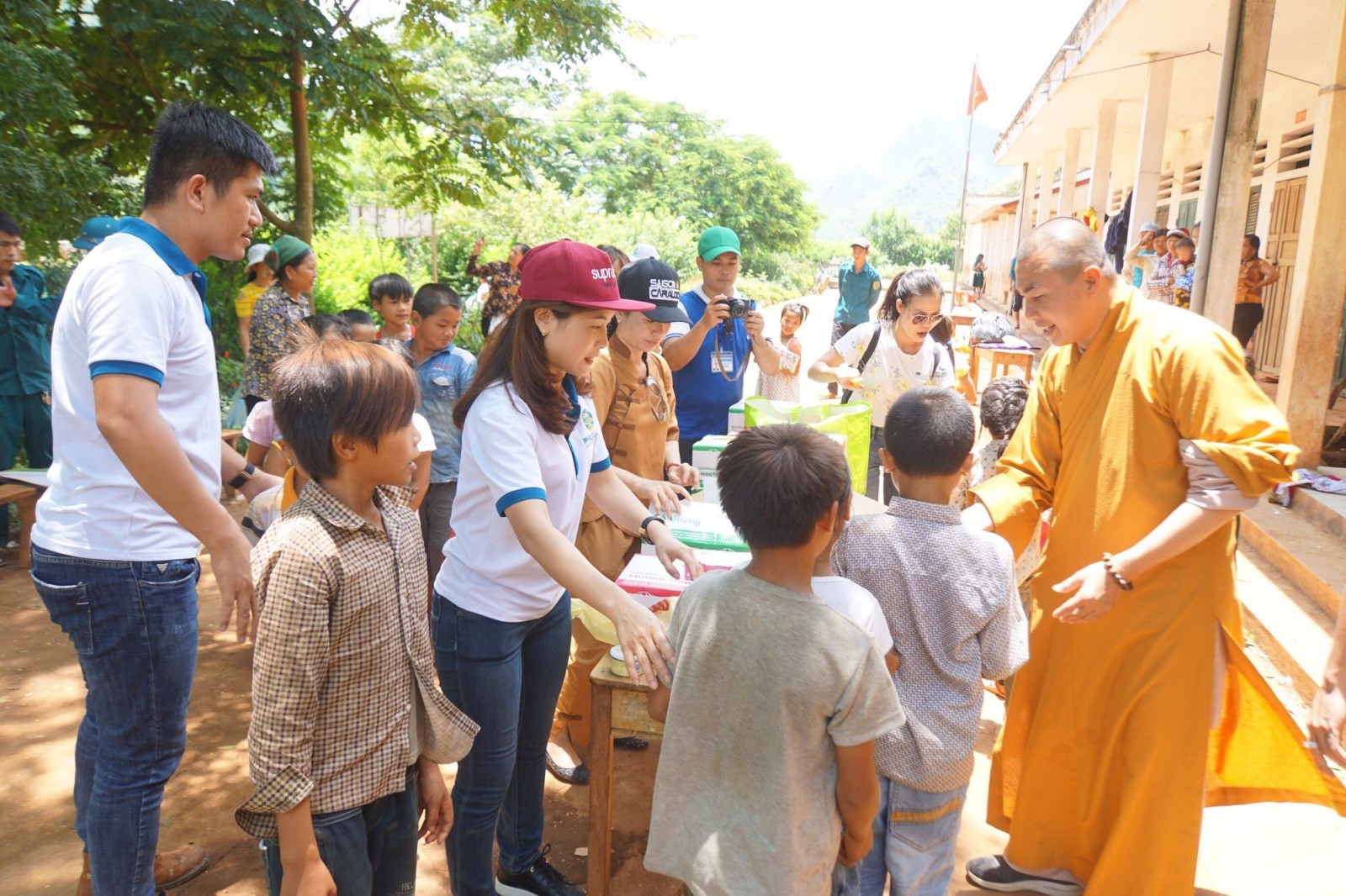 Đại diện Phú Long phát sữa cho trẻ em tại huyện Quảng Bạ.
