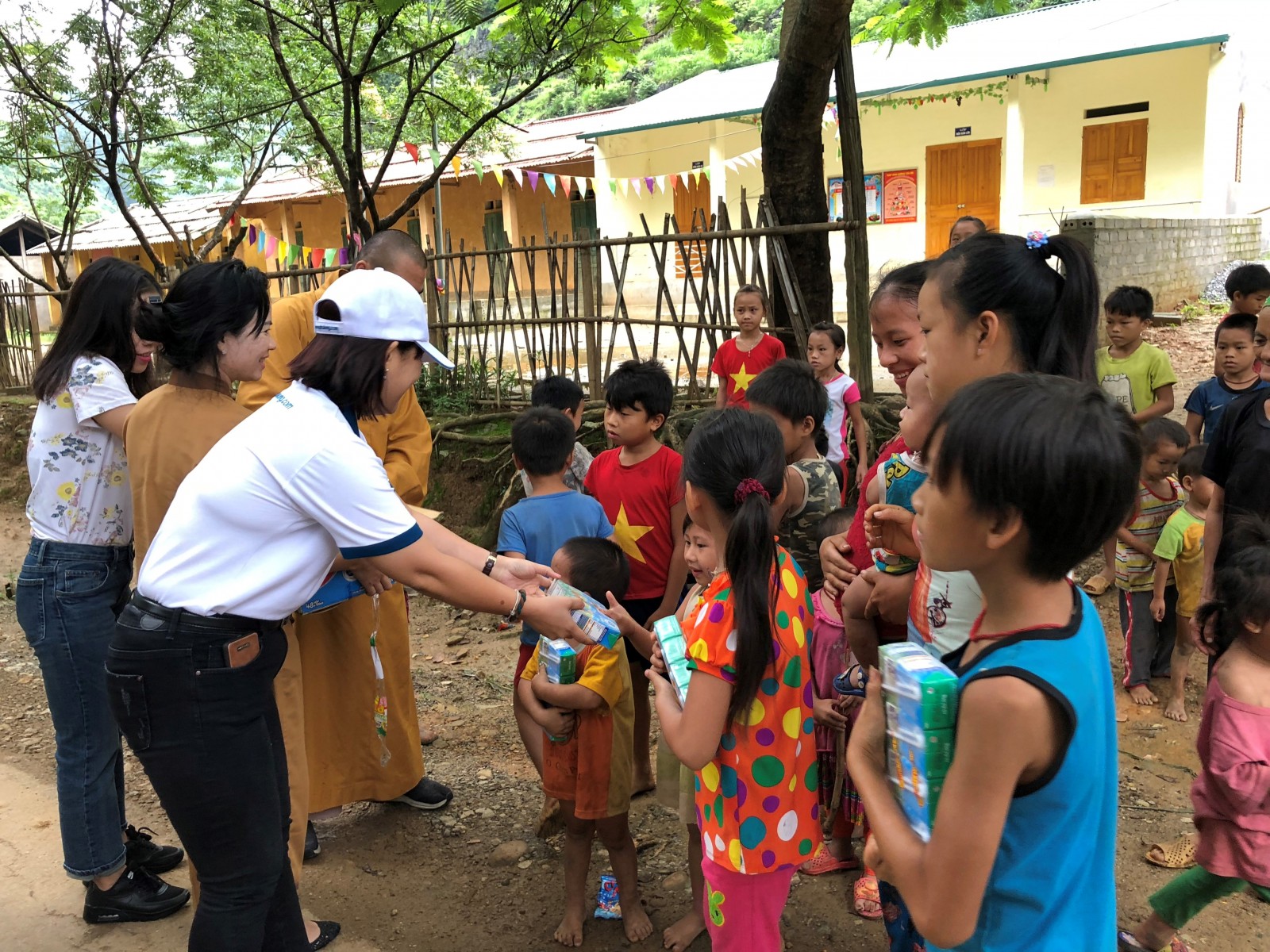 Đại diện Phú Long phát sữa cho trẻ em tại huyện Yên Minh.