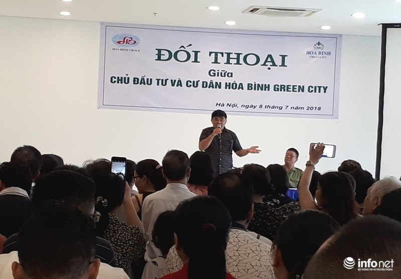 Ông Nguyễn Hữu Đường, Chủ tịch kiêm Tổng Giám đốc Công ty TNHH Hòa Bình là người trực tiếp đối thoại với các cư dân Hòa Bình Green City vào chiều muộn 8/7. Ảnh: Nguyễn Lê.