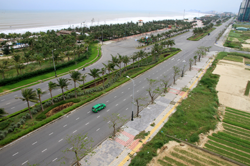 Đường Võ Nguyên Giáp cận kề bãi biển TP Đà Nẵng. Ảnh: Nguyễn Đông.