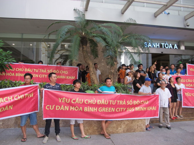 Cư dân Hòa Bình Green City 550 Minh Khai căng băng rôn tố cáo chủ đầu tư.