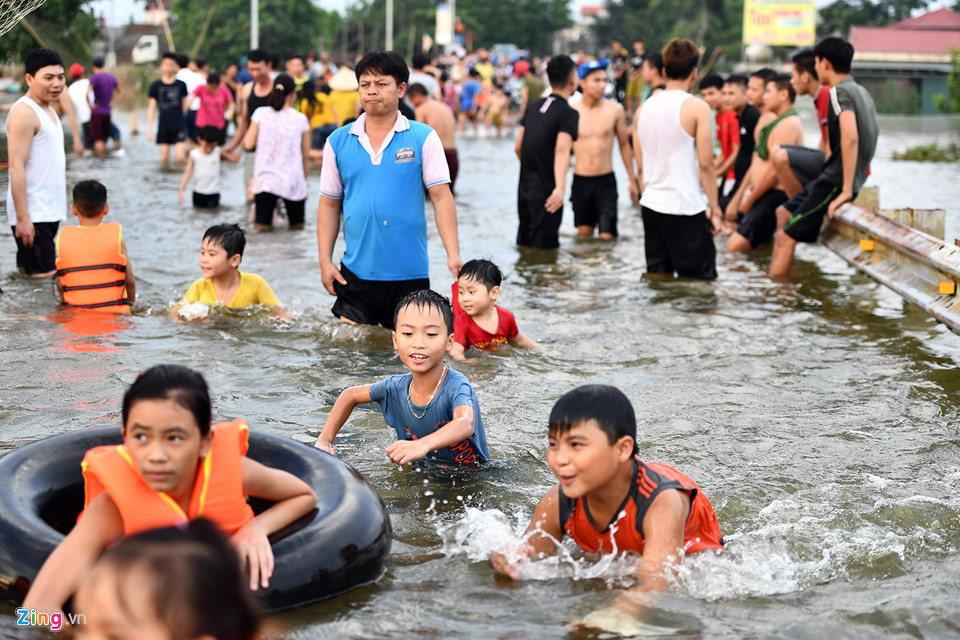Thấy mưa ngập, rất đông người dân (chủ yếu là thanh niên và trẻ em) ở các làng thuộc xã Cấn Hữu đổ về đây vui chơi, bơi lội.