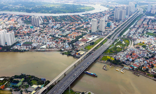 Thị trường căn hộ khu Đông TP HCM nhìn từ trục Xa lộ Hà Nội. Ảnh: Quỳnh Trần.