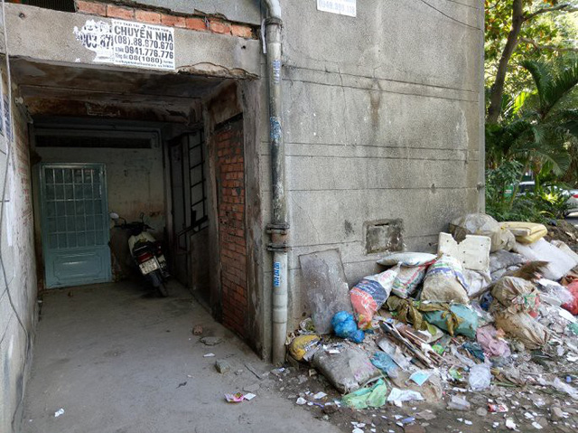 Rác thải chất đống trước lối vào chung cư Thanh Đa (phường 27, quận Bình Thạnh).