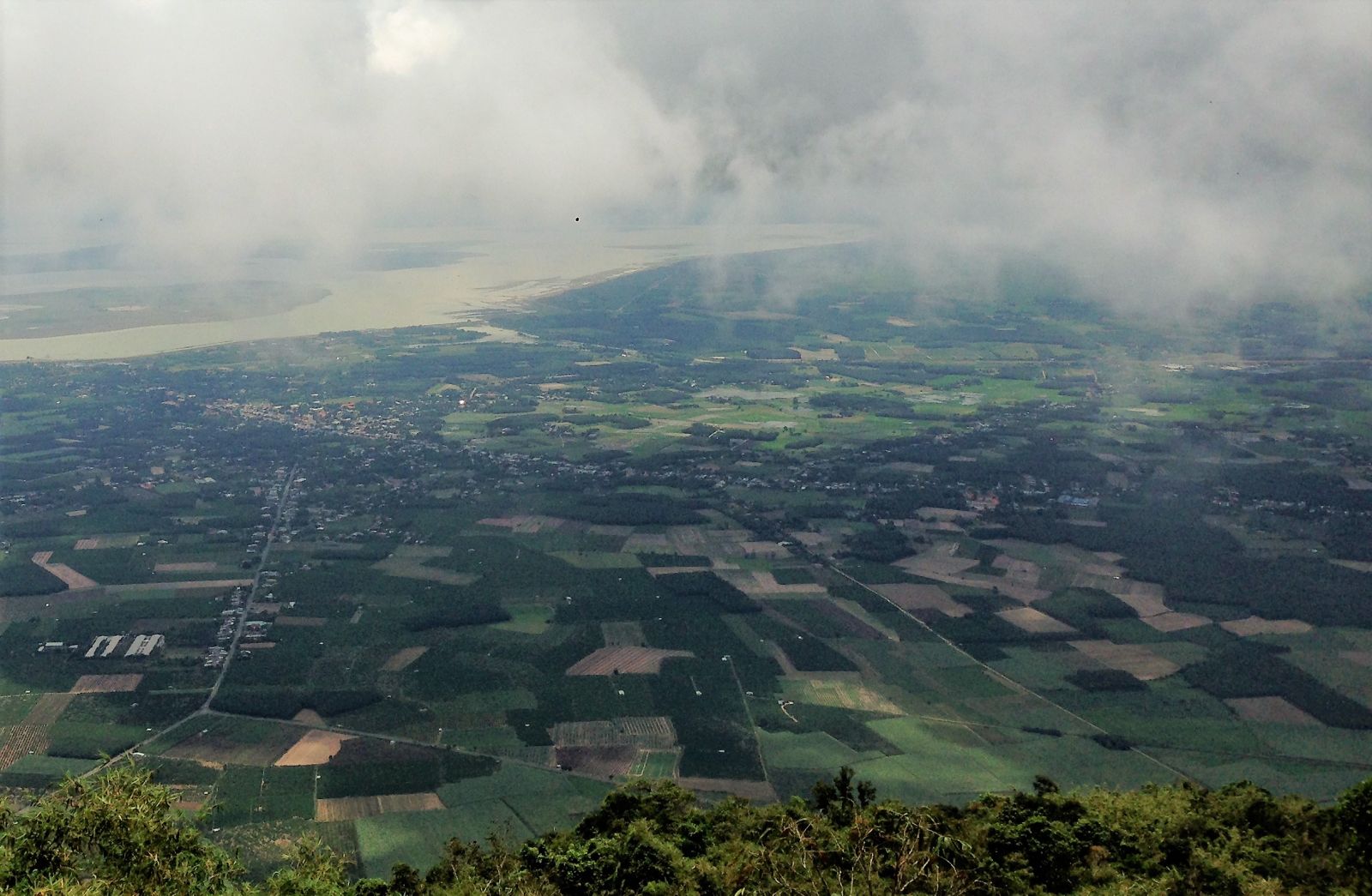Từ đỉnh núi Bà Đen nhìn xuống thấy mây bay là đà trên ruộng đồng bao la.